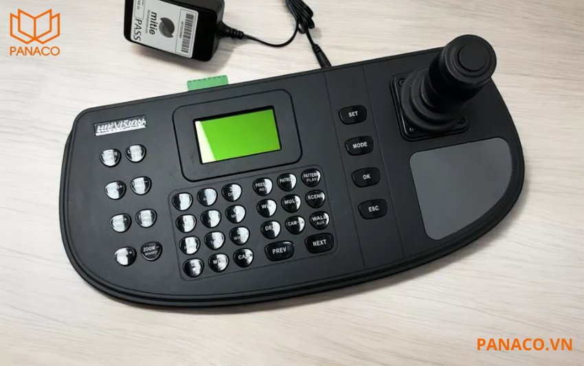 Bàn điều khiển hikvision còn hỗ trợ cần điều khiển 3 trục