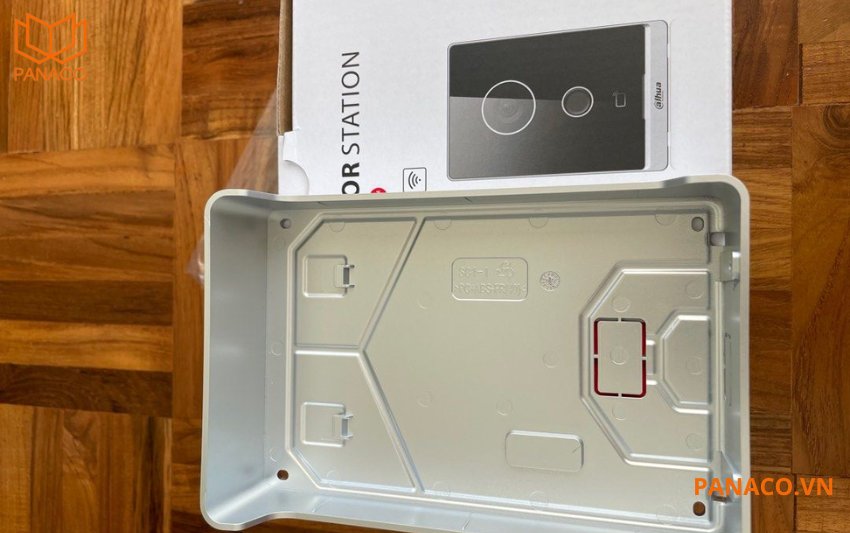 Box thiết kế vừa vặn với nút nhấn chuông cửa VTO2211G-WP
