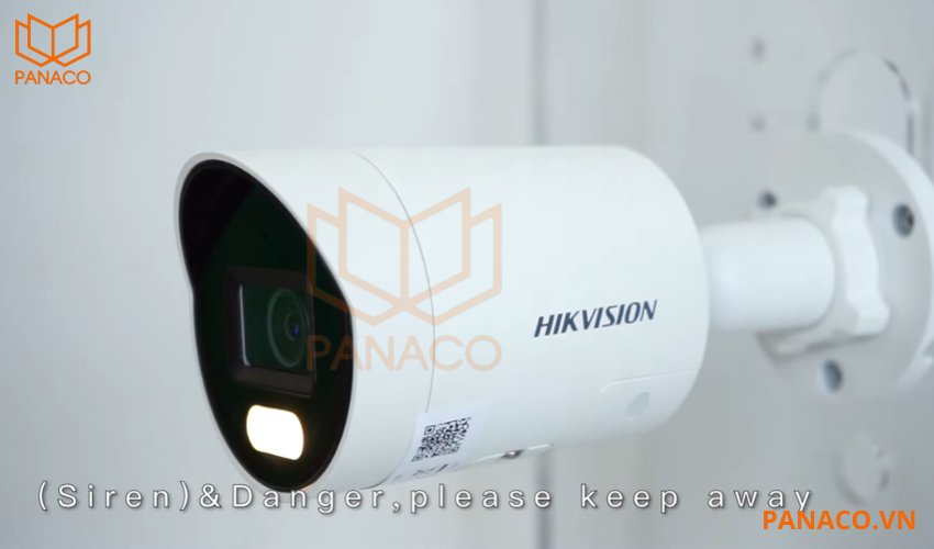 Camera IP Hikvision trang bị hệ thống đèn và còi cảnh báo tích hợp