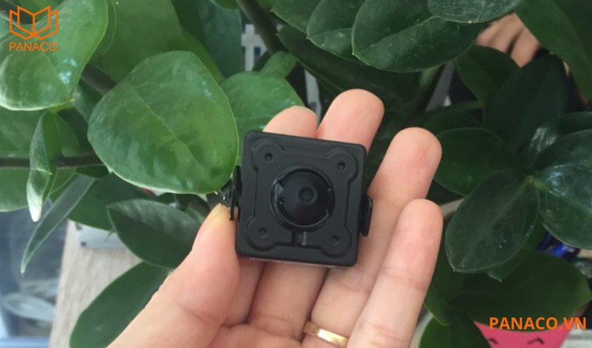 Camera trang bị ống kính quan sát rộng 2.8mm