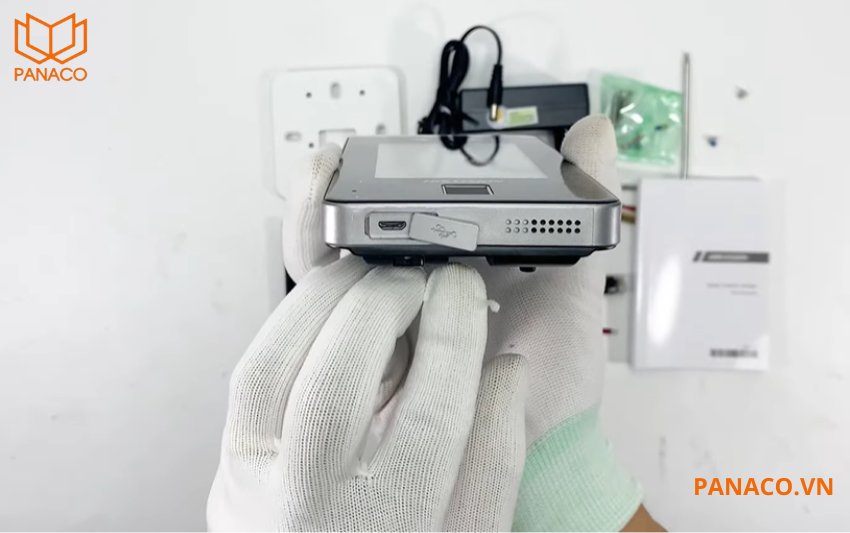 Cổng USB dùng để nâng cấp firmware hoặc sao lưu dữ liệu thủ công khi cần