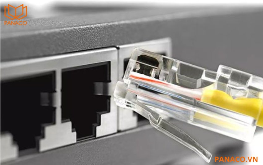 Cổng uplink trên cổng số 8 của DS-3E0508-E(B) cho phép kết nối trực tiếp với các thiết bị mạng khác