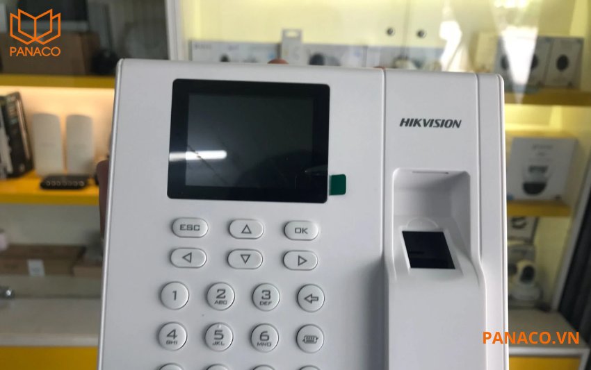 Máy chấm công Hikvision DS-K1A8503MF được trang bị màn hình LCD 2.4 inch
