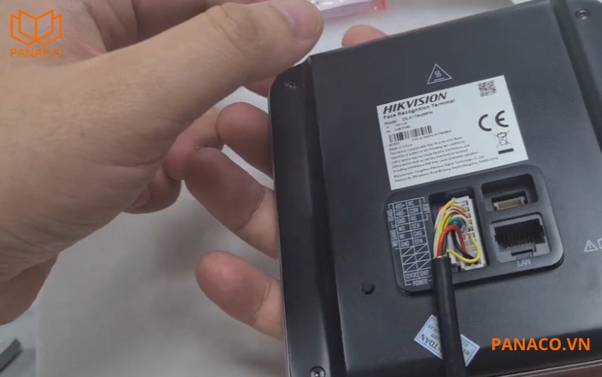 DS-K1T642MFW hỗ trợ chuẩn kết nối USB