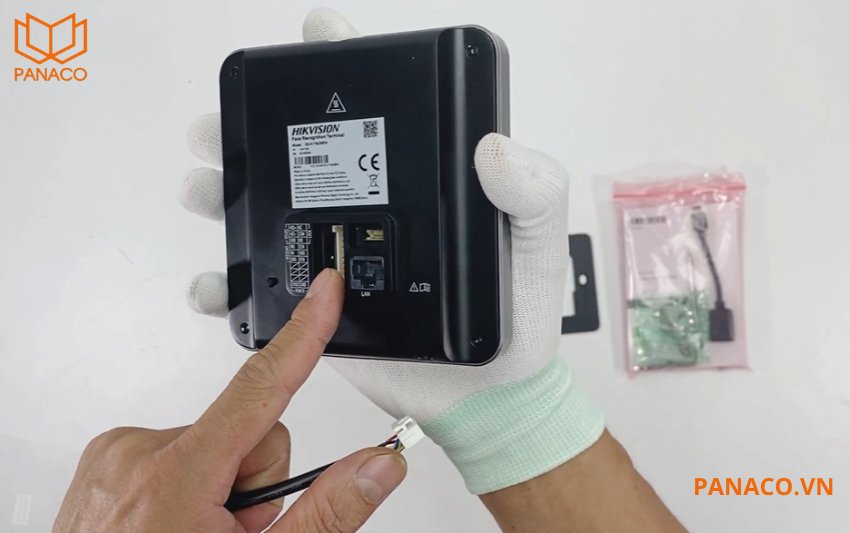 DS-K1T642MFW sử dụng nguồn điện 12V/2A