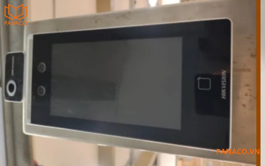 Màn hình cảm ứng LCD 7 inch của máy chấm công Hikvision DS-K1T671TM-3XF 