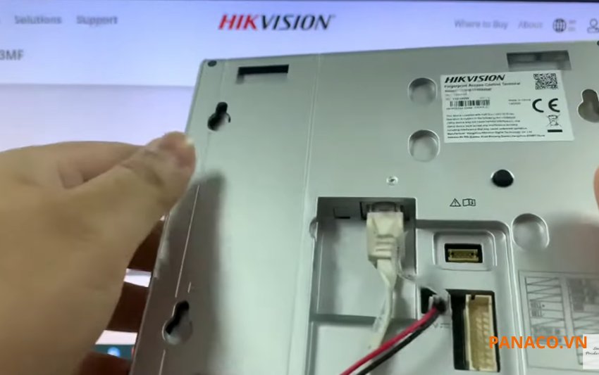 Máy chấm công DS-K1T8003MF hoạt động với nguồn cấp 12VDC/1A