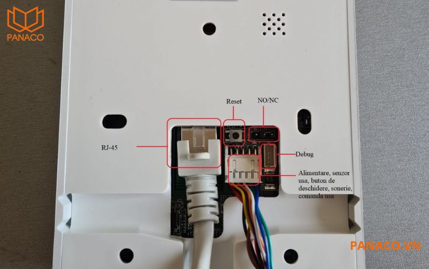 DS-K1T802M được cấp nguồn bằng điện áp 12V