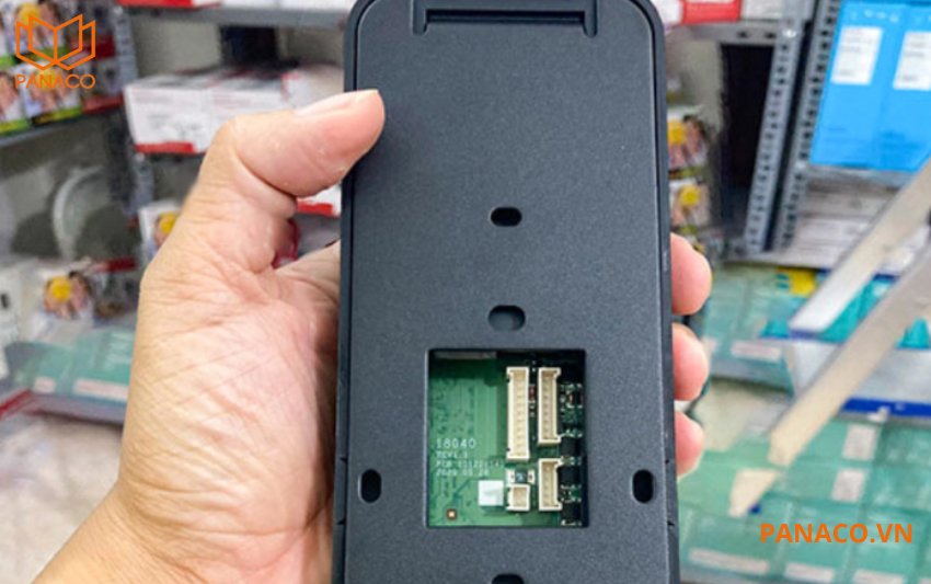 DS-K1T804AMF hỗ trợ mạng có dây (TCP/IP) và không dây (Wi-Fi)