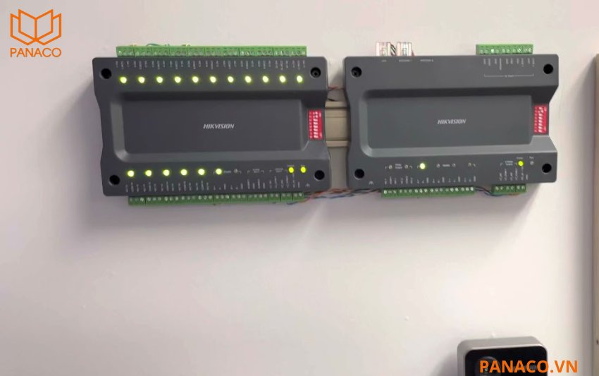 DS-K2M0016A cho phép kiểm soát tới 128 tầng thông qua phần mềm