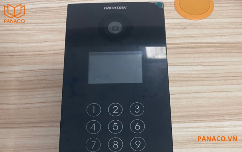 DS-KD8102-2 trang bị màn hình 3.5 inch TFT LCD màu sắc sống động