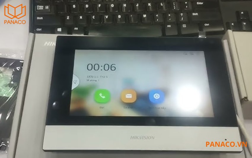 DS-KH6320-TE1 trang bị màn hình cảm ứng màu kích thước 7 inch, sử dụng độ phân giải 1024 x 600