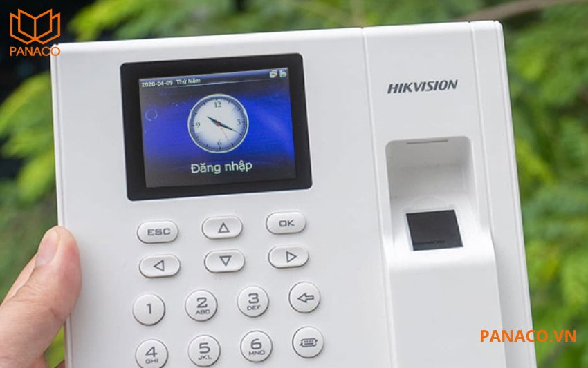 Hikvision DS-K1A8503F được trang bị màn hình LCD 2.4 inch