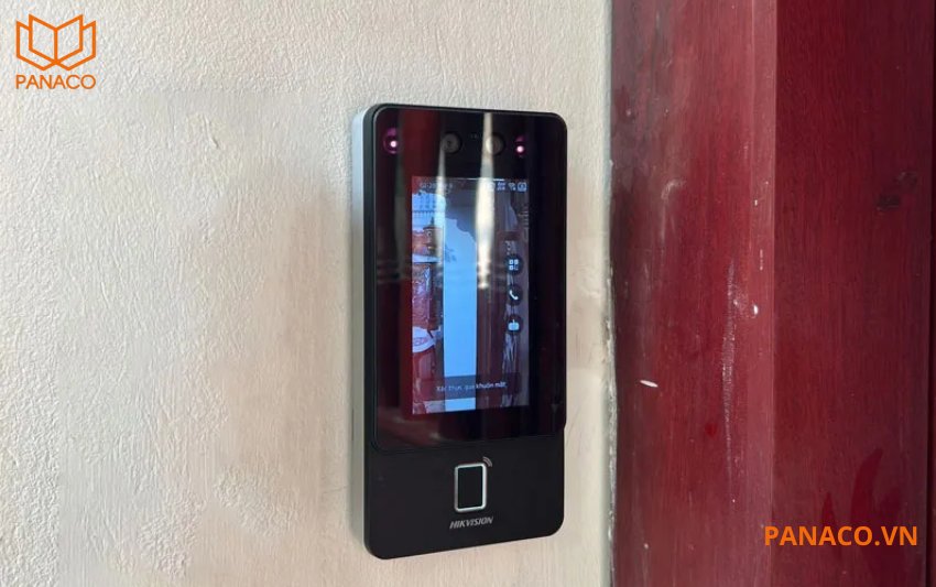 Hikvision DS-K1T342MFWX sử dụng nguồn cấp chuẩn 12V/2A