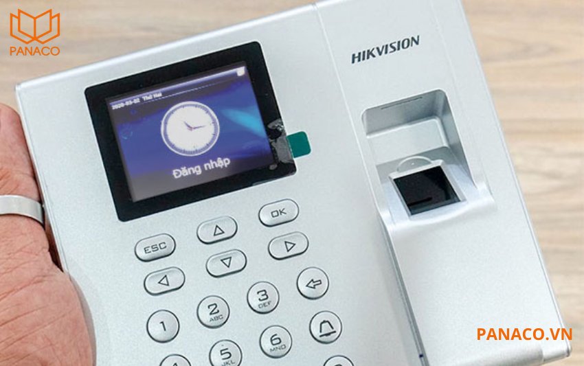 Màn hình LCD 2.4 inch hiển thị sắc nét, dễ sử dụng
