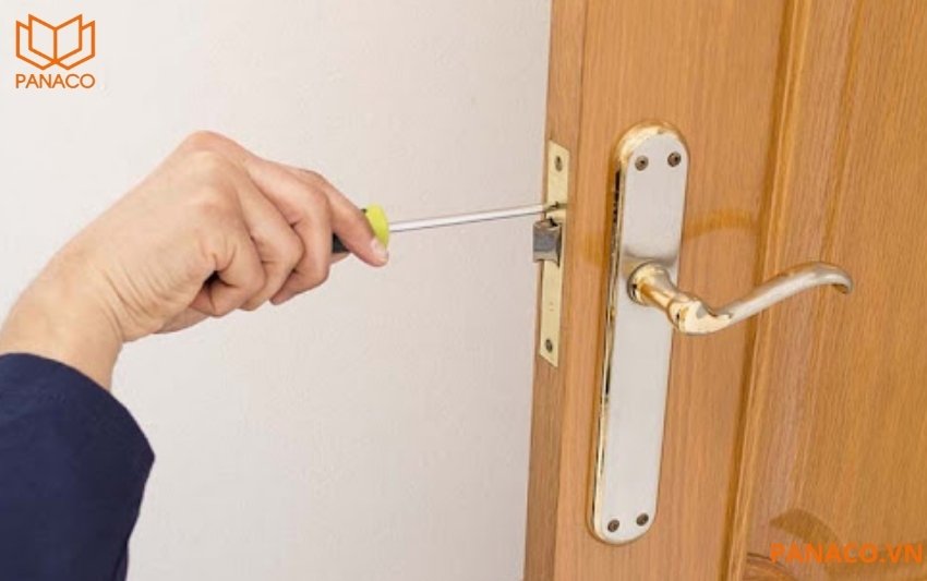 Khi khóa cũ bị hỏng hoặc xuống cấp bạn cần thay ngay lập tức