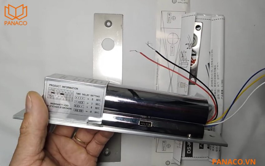 Khóa DS-K4T108 hoạt động ở điện áp 12VDC