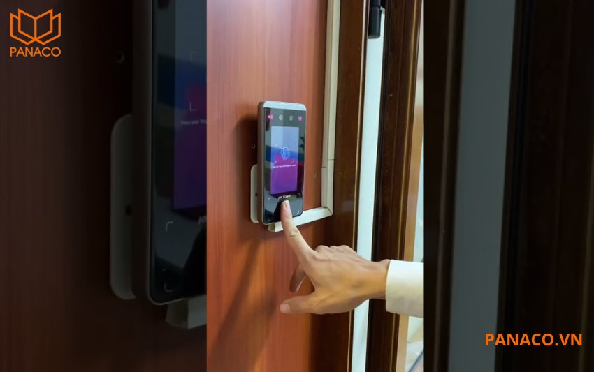 Máy chấm công Hikvision vẫn có thể nhận diện bằng vân tay