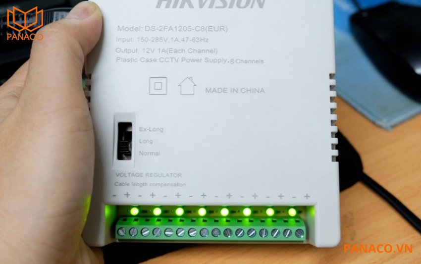 Nguồn tổng cho 8 camera được trang bị đèn LED chỉ thị trạng thái