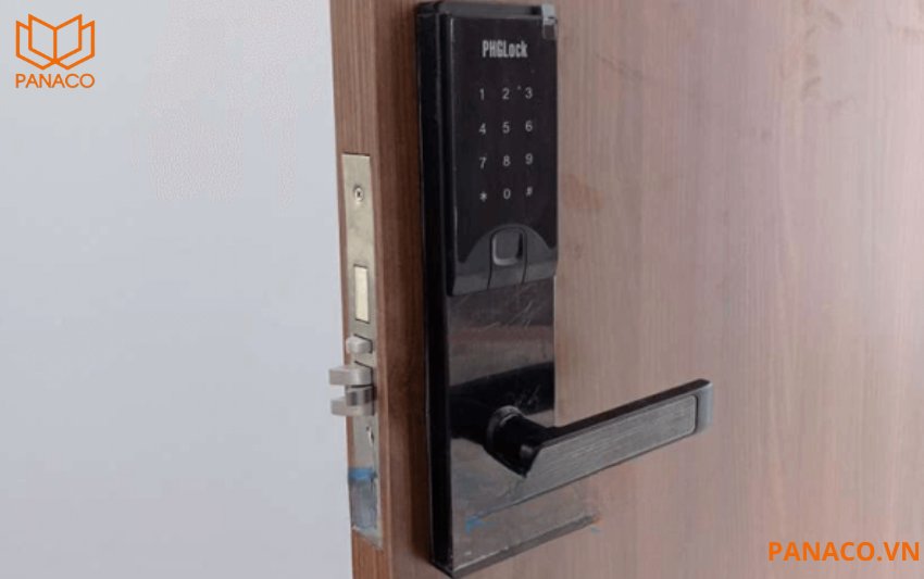 PHGLock KR7868 phiên bản màu đen sang trọng 
phù hợp với cửa gỗ màu tối, nội thất tone trầm, 
