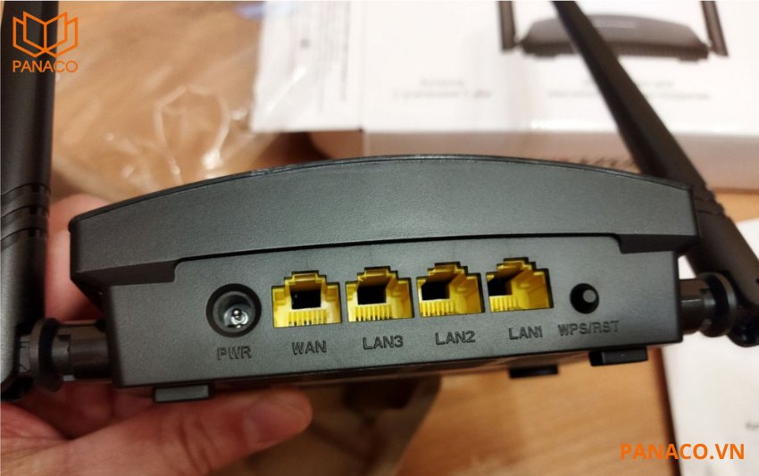 Router cũng được trang bị 3 cổng LAN RJ45 và 1 cổng WAN