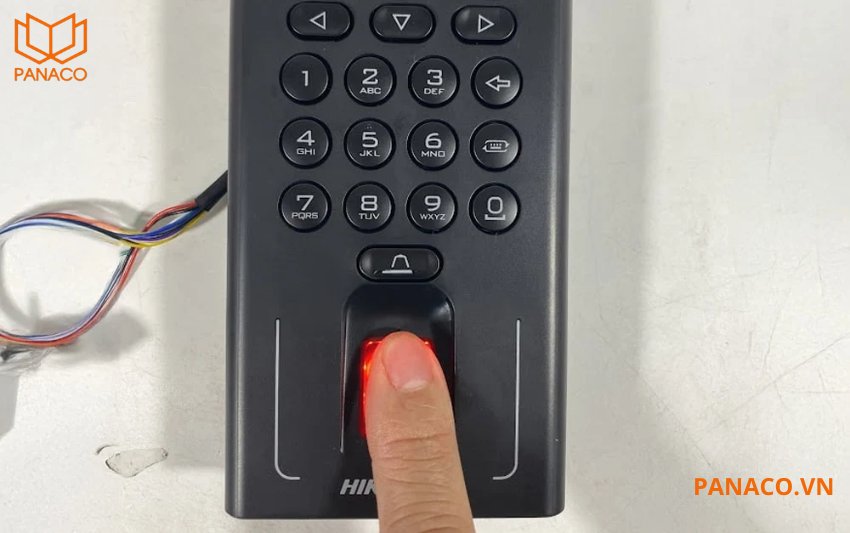 SH-K1T9321MFWX còn hỗ trợ chấm công qua vân tay