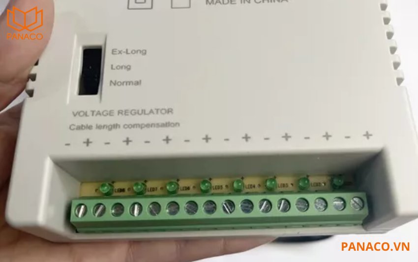 Sản phẩm được thiết kế với 8 ngõ ra DC 12V/1A