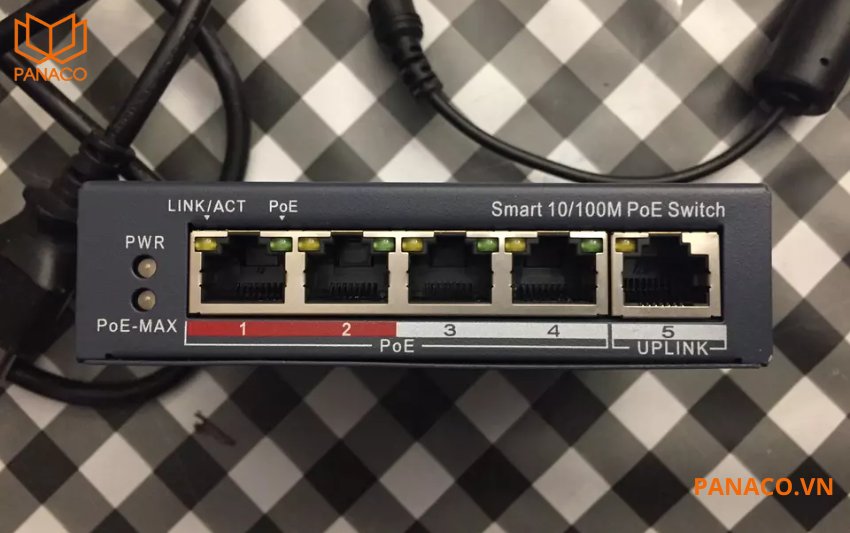 Switch DS-3E1105P-EI/M được trang bị 4 cổng PoE RJ45 tốc độ 100 Mbps