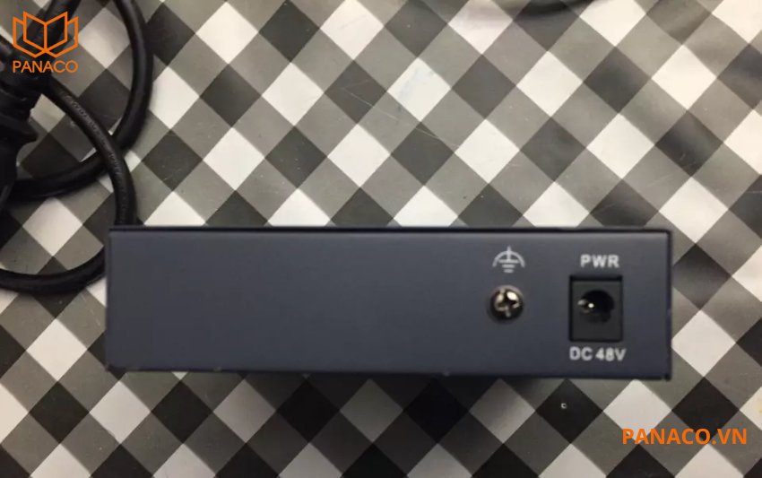 Switch DS-3E1105P-EI/M sử dụng vỏ kim loại chắc chắn
