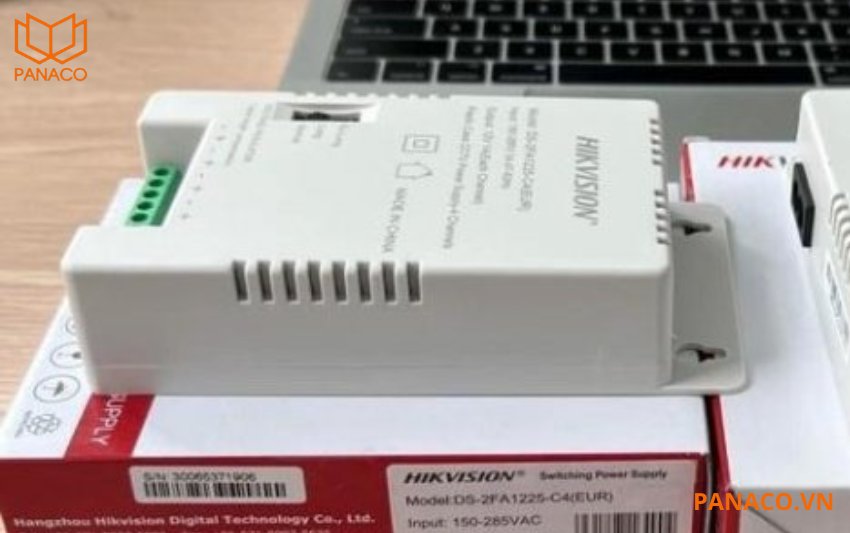 Vỏ ngoài của nguồn tổng được thiết kế chắc chắn