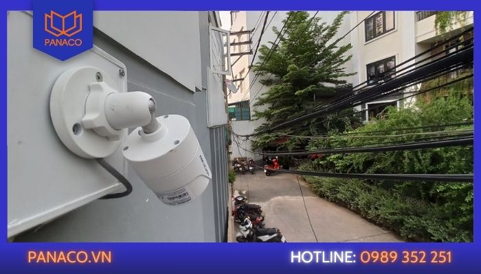 lắp đặt camera cửa sau