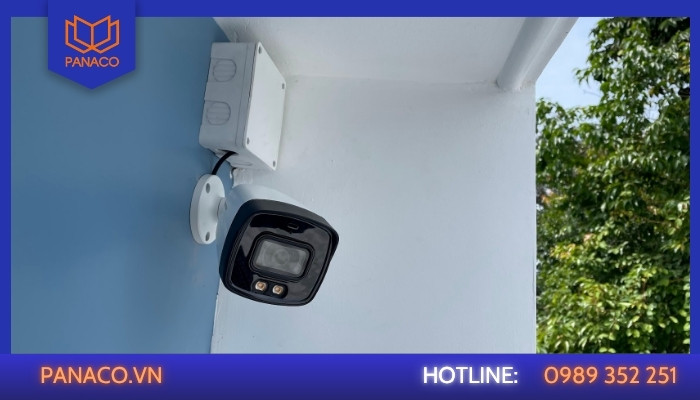 Lắp 1 camera full color phía ngoài cửa hàng quan sát mặt tiền đường