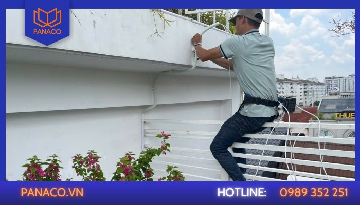 Thợ kỹ thuật Panaco đi dây camera cho công ty quận 11