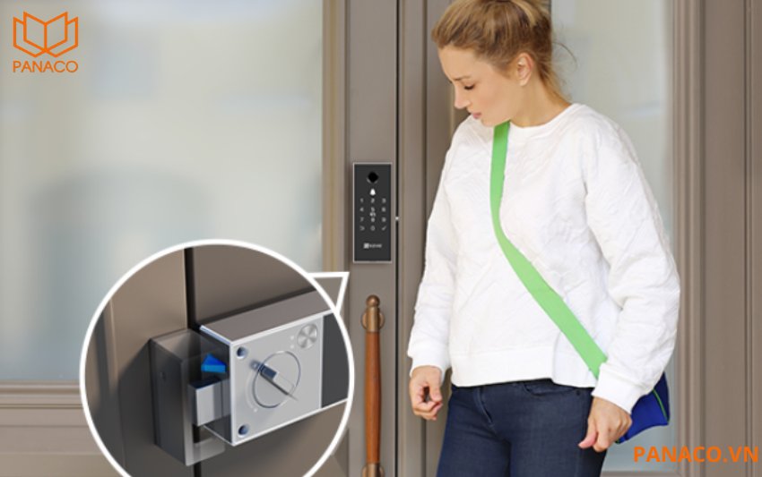 Chỉ cần khép cửa, khóa Ezviz CS-DL03 PRO sẽ tự kiểm tra trạng thái của chốt và khóa lại ngay