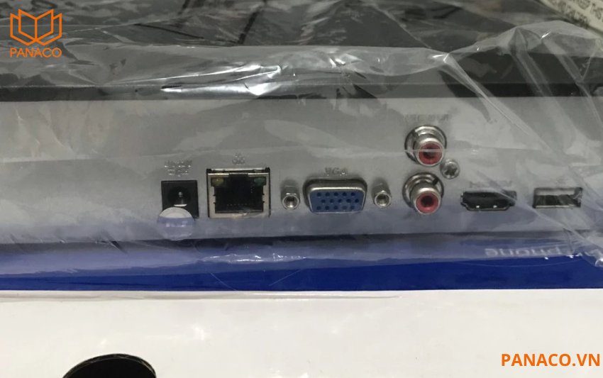 KX-C4K8116SN3 thiết kế với cổng audio vào ra tích hợp đàm thoại hai chiều giúp giao tiếp từ xa với khu vực đang được giám sát