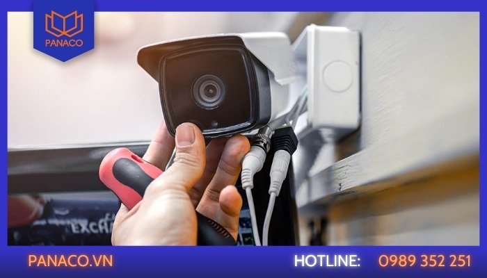 Lắp camera bằng cáp quang là phương pháp sử dụng dây cáp quang để truyền tín hiệu hình ảnh và dữ liệu từ camera về đầu ghi hình