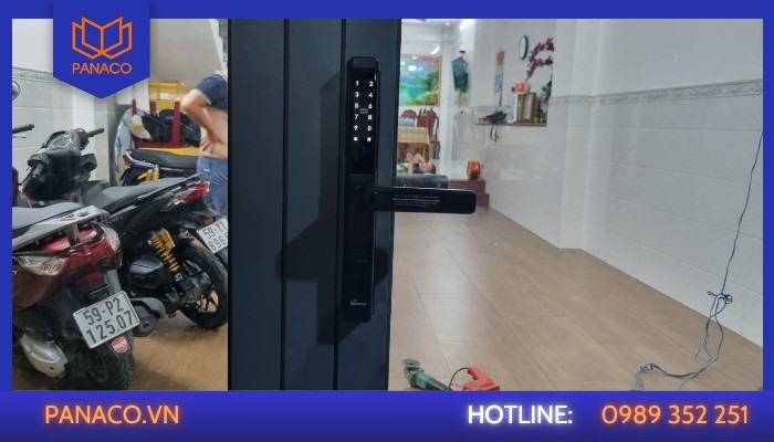 Lắp khóa Demax cho anh Thắng tại 72 Nguyễn Cư Trinh, Quận 1