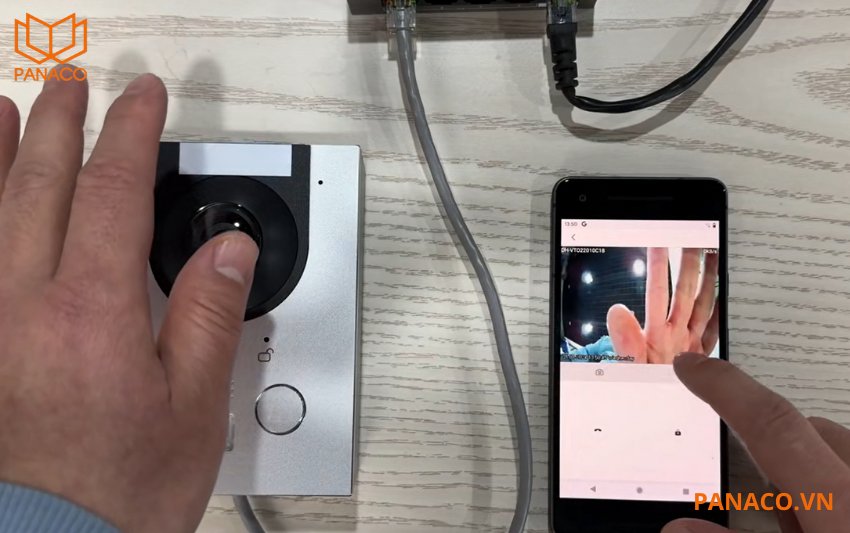 Mắt camera trên nút nhấn chuông cửa IP Dahua DHI-VTO2201F-P-S2-N mang đến những hình ảnh sắc nét