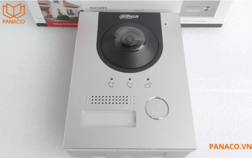 Mặt trước được làm từ nhôm anodized, không chỉ tăng tính thẩm mỹ mà còn chống gỉ sét, chịu được các điều kiện thời tiết khắc nghiệt
