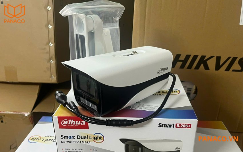 DH-IPC-HFW1239MP-A-IL cấp nguồn bằng hai phương thức: 12V DC hoặc cáp mạng PoE chuẩn 802.3af