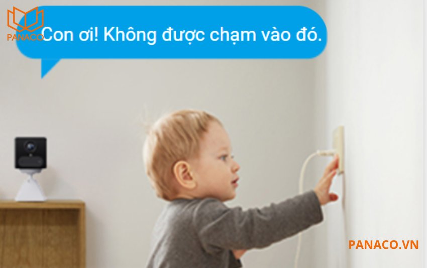 Ezviz CB2 4G tích hợp micro và loa cho phép đàm thoại hai chiều thời gian thực.