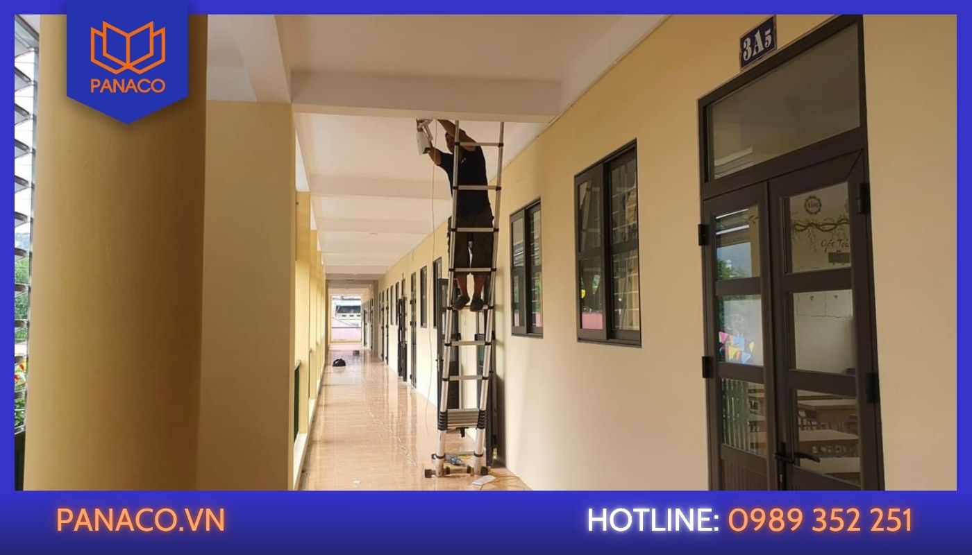 Đội ngũ kỹ thuật viên PANACO lắp đặt camera cho trường học tại quận Phú Nhuận