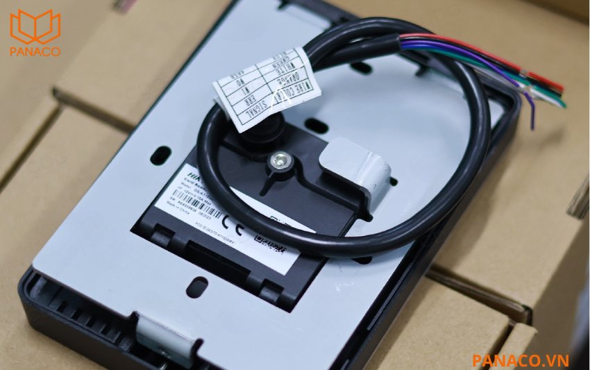DS-K1102AM hỗ trợ giao thức kết nối RS-485 và Wiegand