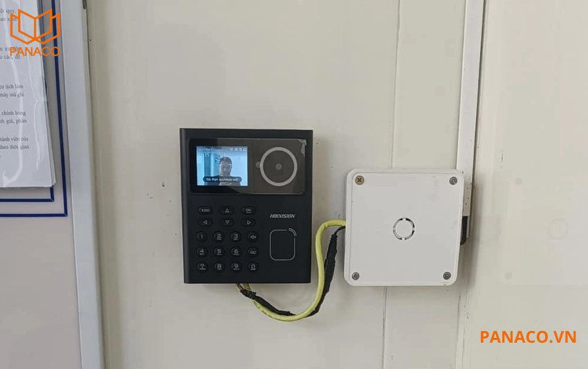 SH-K1T9320MFWX tích hợp các cổng gồm nút Exit, cổng kết nối cửa, khóa điện, chống tháo (Tamper) và RS-485