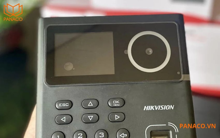 SH-K1T9320MFWX thiết kế màn hình cảm ứng LCD 2.4 inch, giúp thao tác trực tiếp dễ dàng hơn so với máy dùng phím vật lý