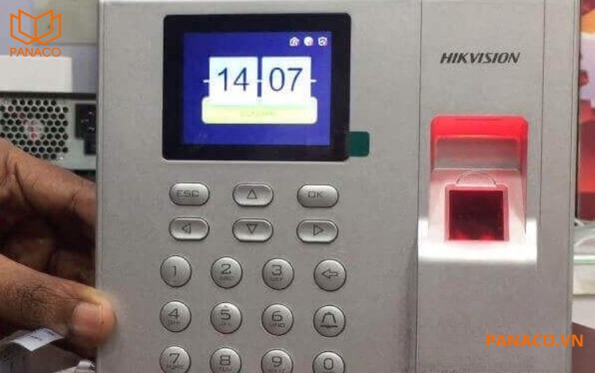 SH-K1T9803MF được thiết kế màn hình LCD kích thước 2.4 inch, hiển thị đầy đủ và sắc nét các thông tin cơ bản cần thiết