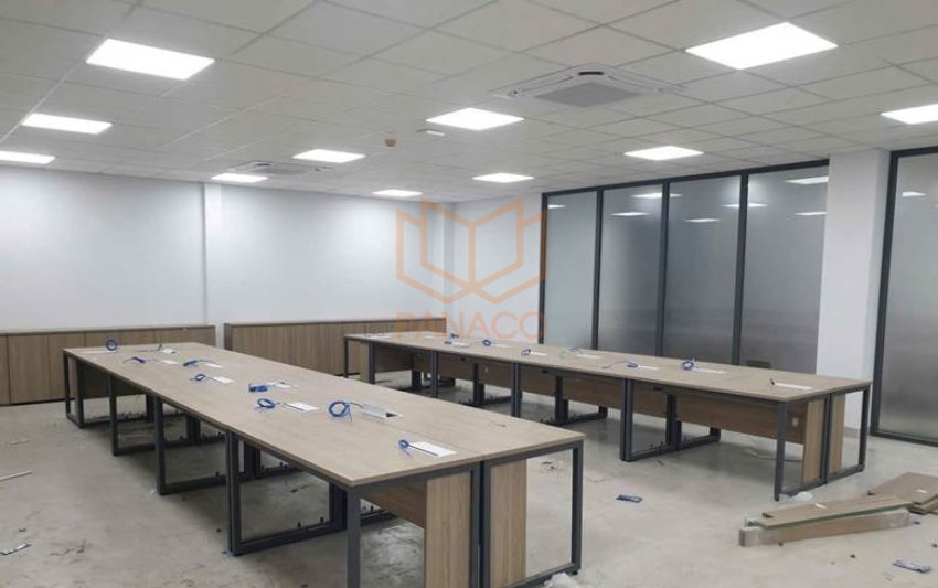 Đội kỹ thuật Panaco đang luồn dây trong nẹp tường, thi công gọn gàng