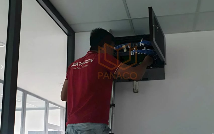 Lắp đặt tủ rack và thiết bị mạng