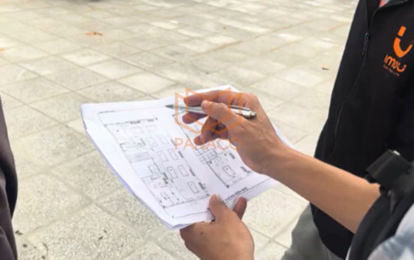 Kỹ thuật viên cầm bản vẽ khảo sát tại công trường