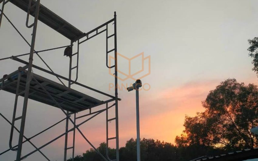 Camera được gắn trên khung thép cao